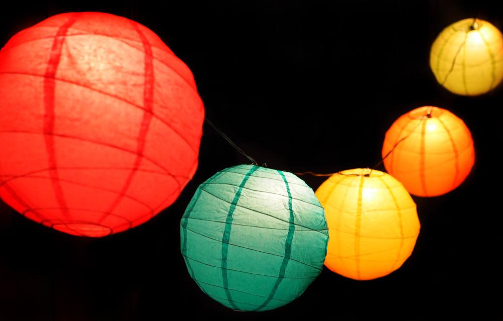 https://www.asianimportstore.com/cdn/shop/products/cinco-de-mayo-fiest-crisscross-paper-lantern-string-light-combo-image-1_1600x.jpg?v=1595547470
